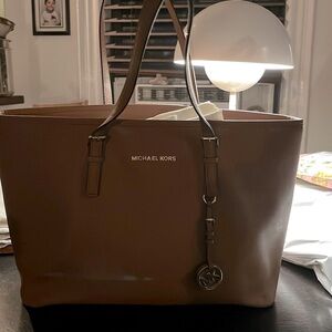 Michael kors jet set tote